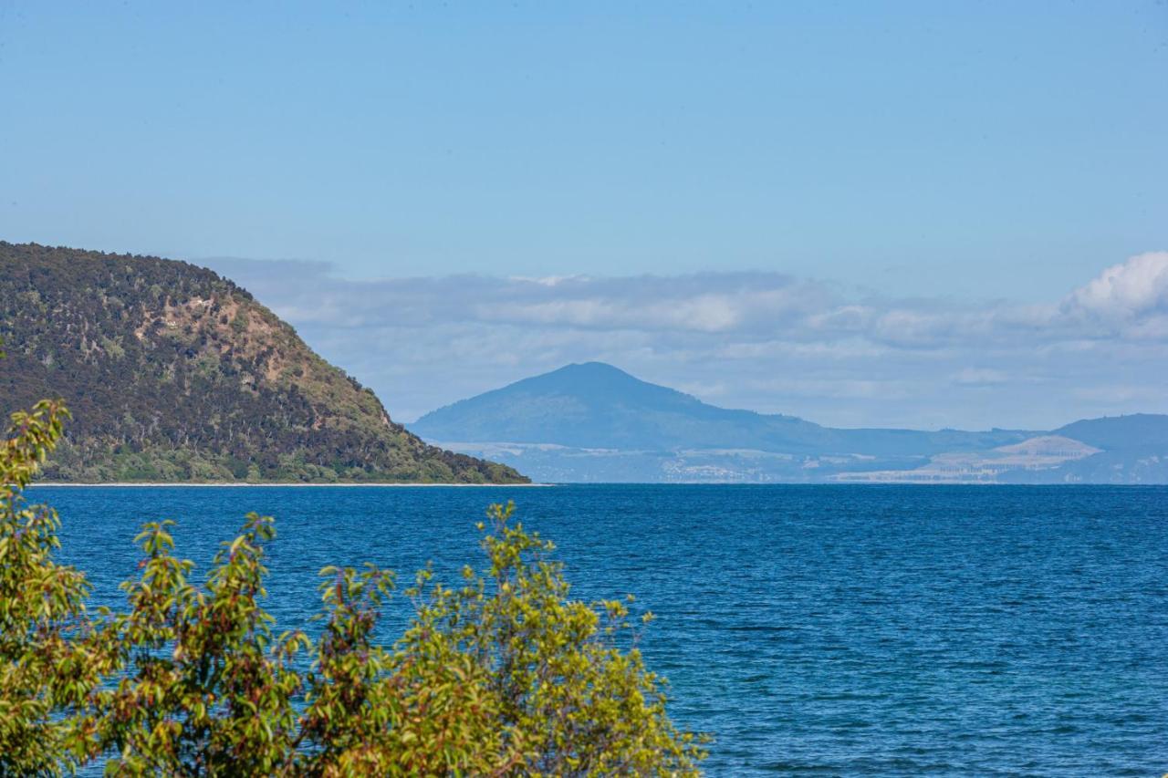 Lakefront Villa - Waitahanui Holiday Home Bagian luar foto