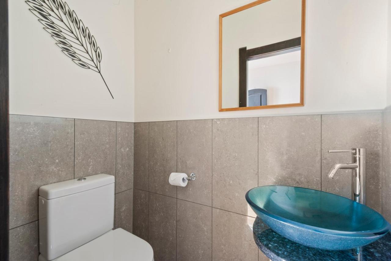 Lakefront Villa - Waitahanui Holiday Home Bagian luar foto