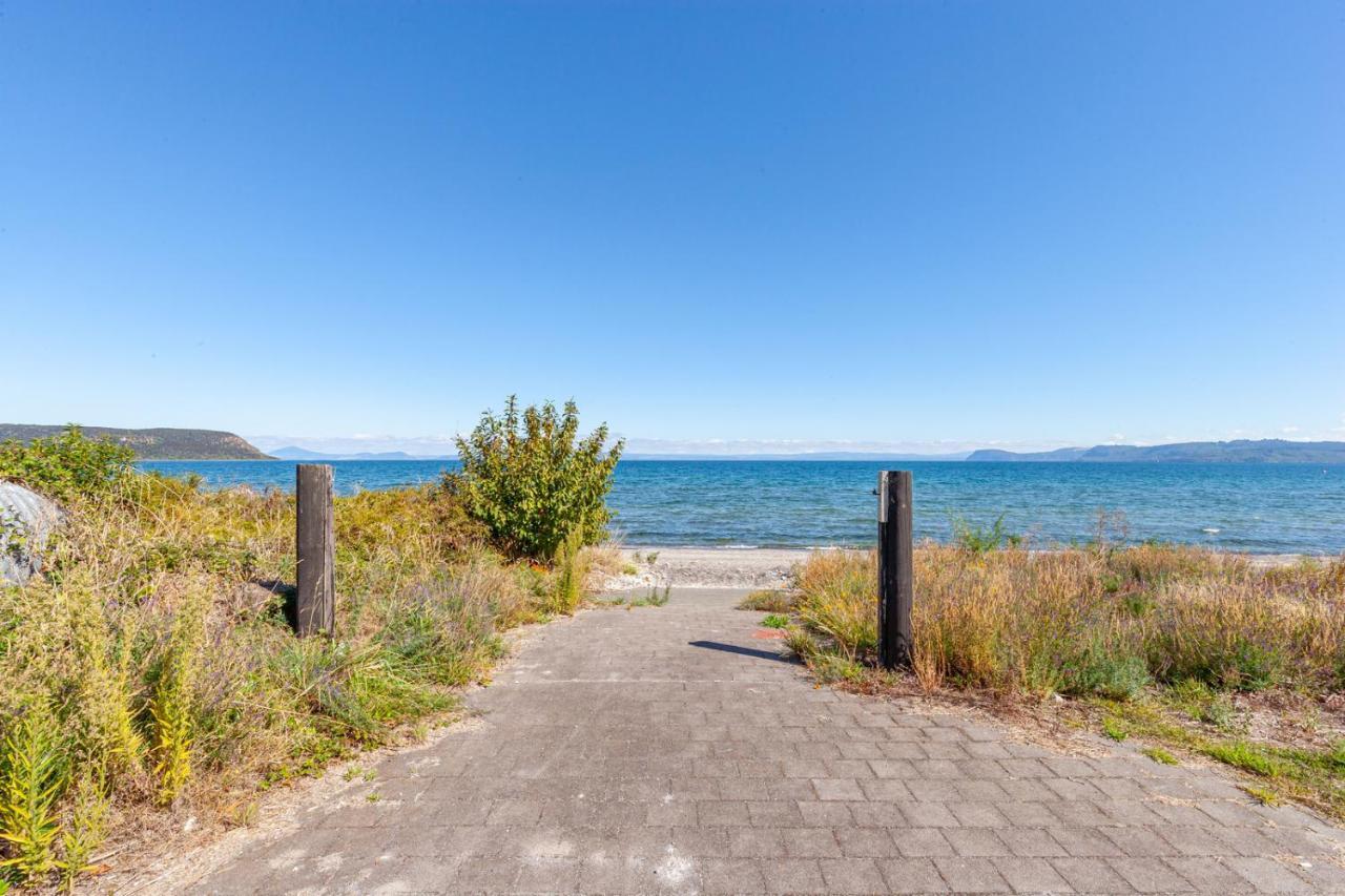 Lakefront Villa - Waitahanui Holiday Home Bagian luar foto