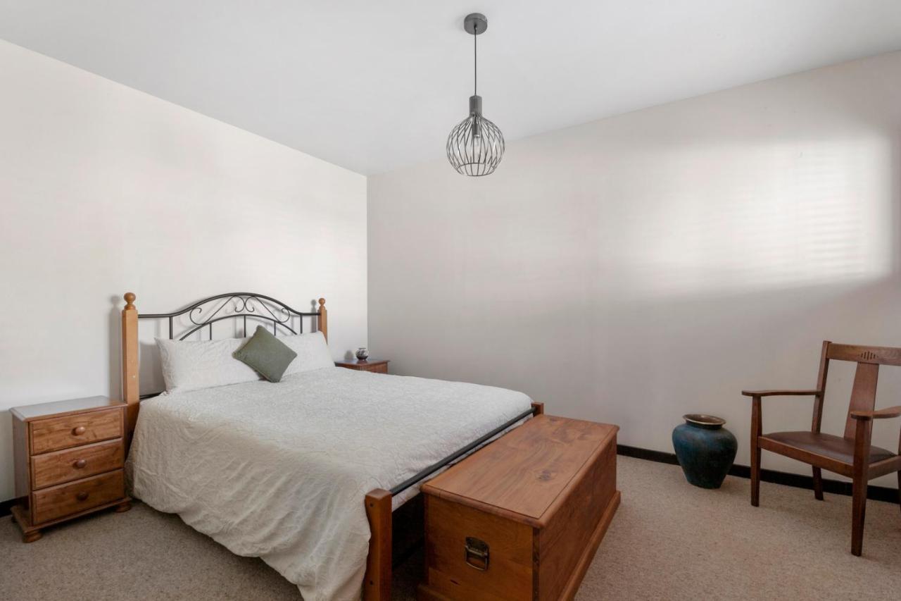 Lakefront Villa - Waitahanui Holiday Home Bagian luar foto