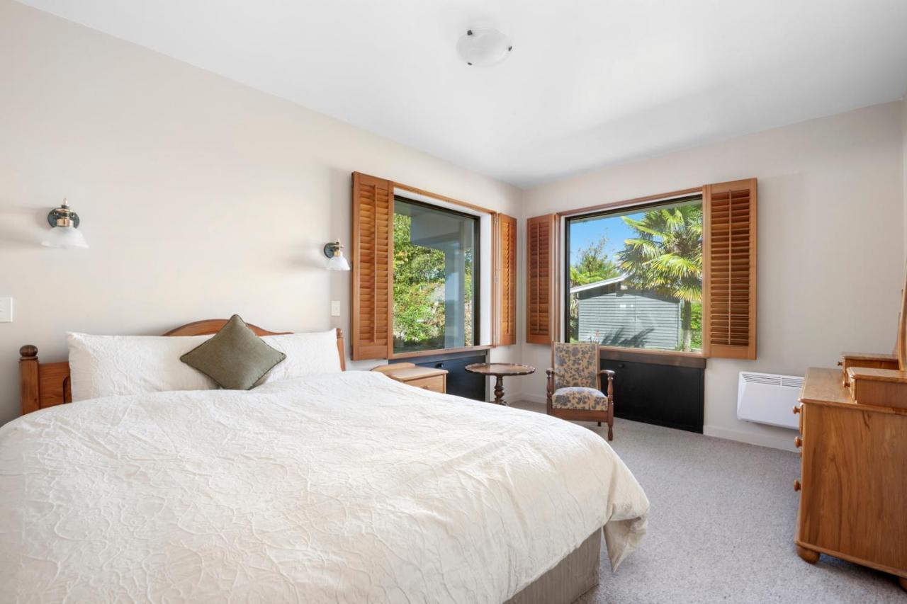 Lakefront Villa - Waitahanui Holiday Home Bagian luar foto